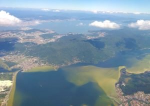 Vista aérea de la ciudad de Florianópolis, con énfasis en Lagoa da Conceição