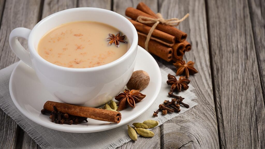 Chai, el té tradicional de la India, se prepara con varias especias.