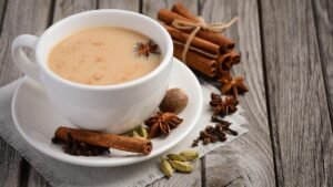 O Chai, tradicional chá indiano, é preparado com diversas especiarias