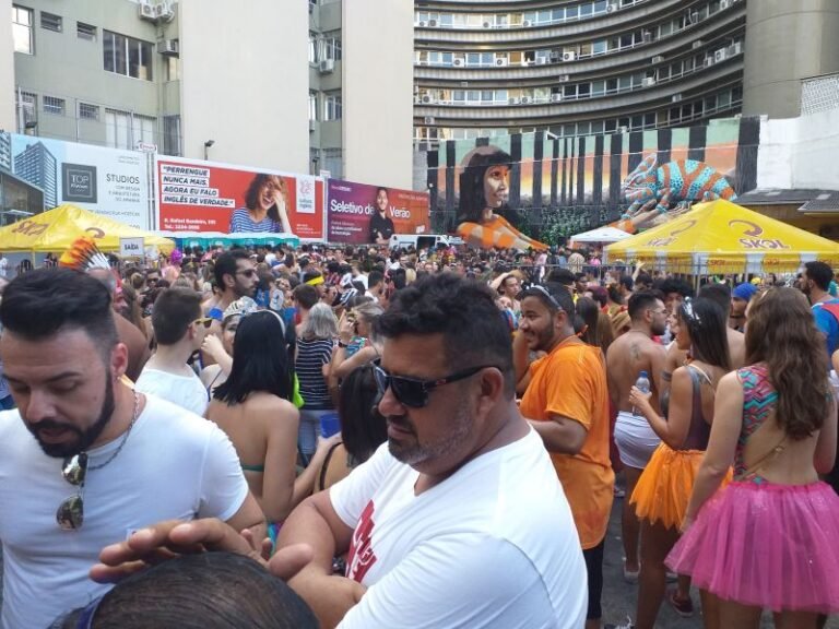 Destino-Florianópolis-carnaval-en-la-calle