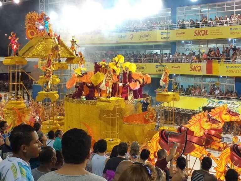 Destino-Florianópolis-carnaval-sambodromo-escuela