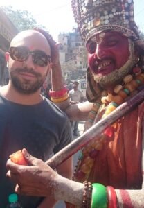 Mauro recebendo a benção do Deus Hindu, Hanuman